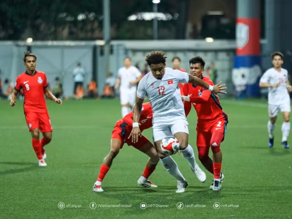Nguyễn Xuân Son bị các hậu vệ Singapore kèm rất chặt trong trận này. Ảnh: VFF.