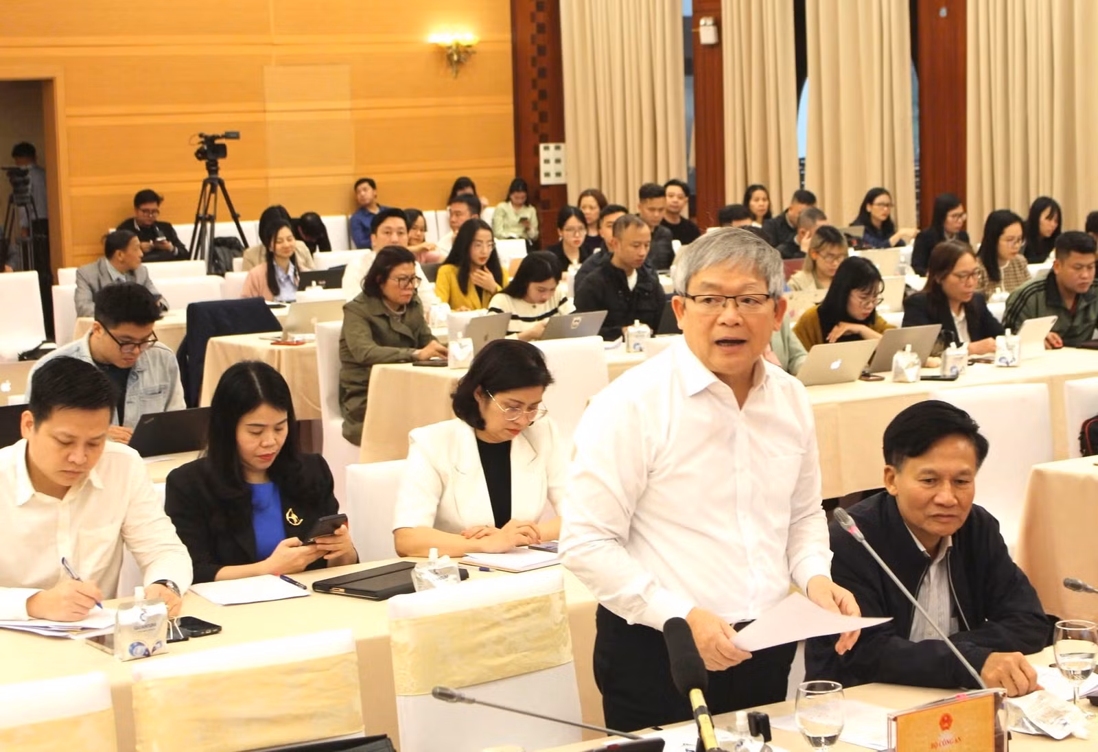 Thiếu tướng Hoàng Anh Tuyên, Phó Chánh Văn phòng, Người phát ngôn Bộ Công an trả lời tại họp báo. Ảnh: Đình Hiệp