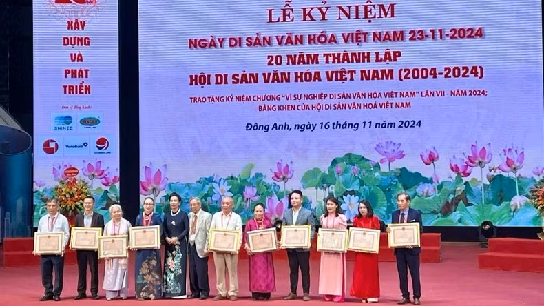 Trao tặng Bằng khen cho các đơn vị trực thuộc Hội.