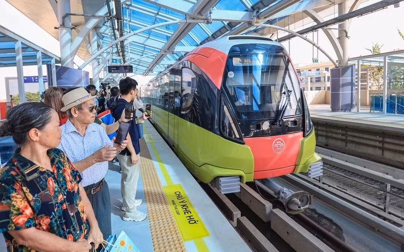 Tàu điện Nhổn-ga Hà Nội được đông đảo nhân dân đón nhận, tham gia.