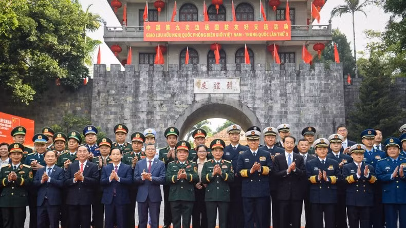Đại tướng Phan Văn Giang, Uỷ viên Bộ Chính trị, Phó Bí thư Quân ủy Trung ương, Bộ trưởng Quốc phòng và Thượng tướng Đổng Quân, Ủy viên Trung ương Đảng Cộng sản Trung Quốc, Bộ trưởng Quốc phòng Trung Quốc cùng đoàn đại biểu Bộ Quốc phòng hai nước.