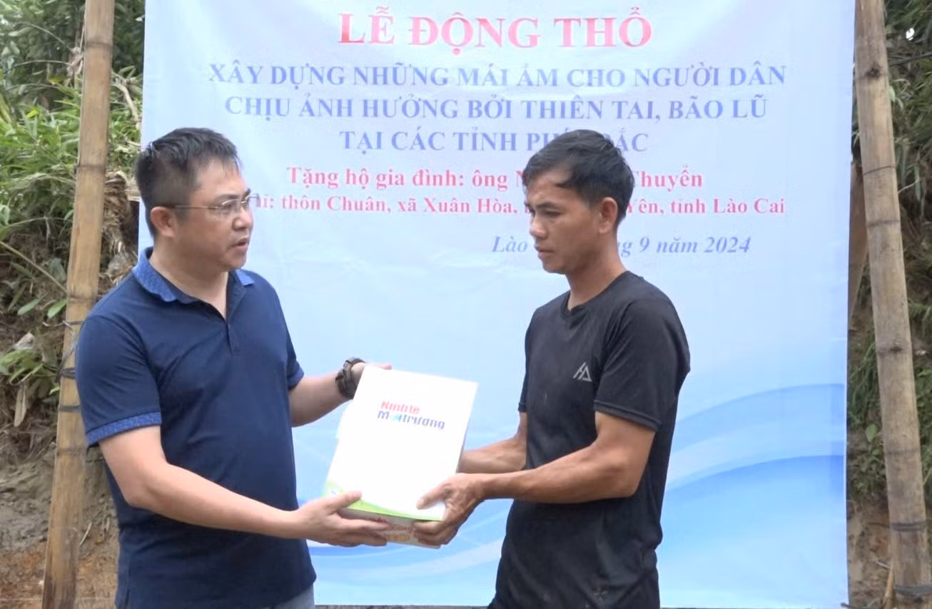Đại diện Ban liên lạc K26 Trường Đại học Luật trao hỗ trợ nhu yếu phẩm cho gia đình anh Nông Văn Chuyên.jpg