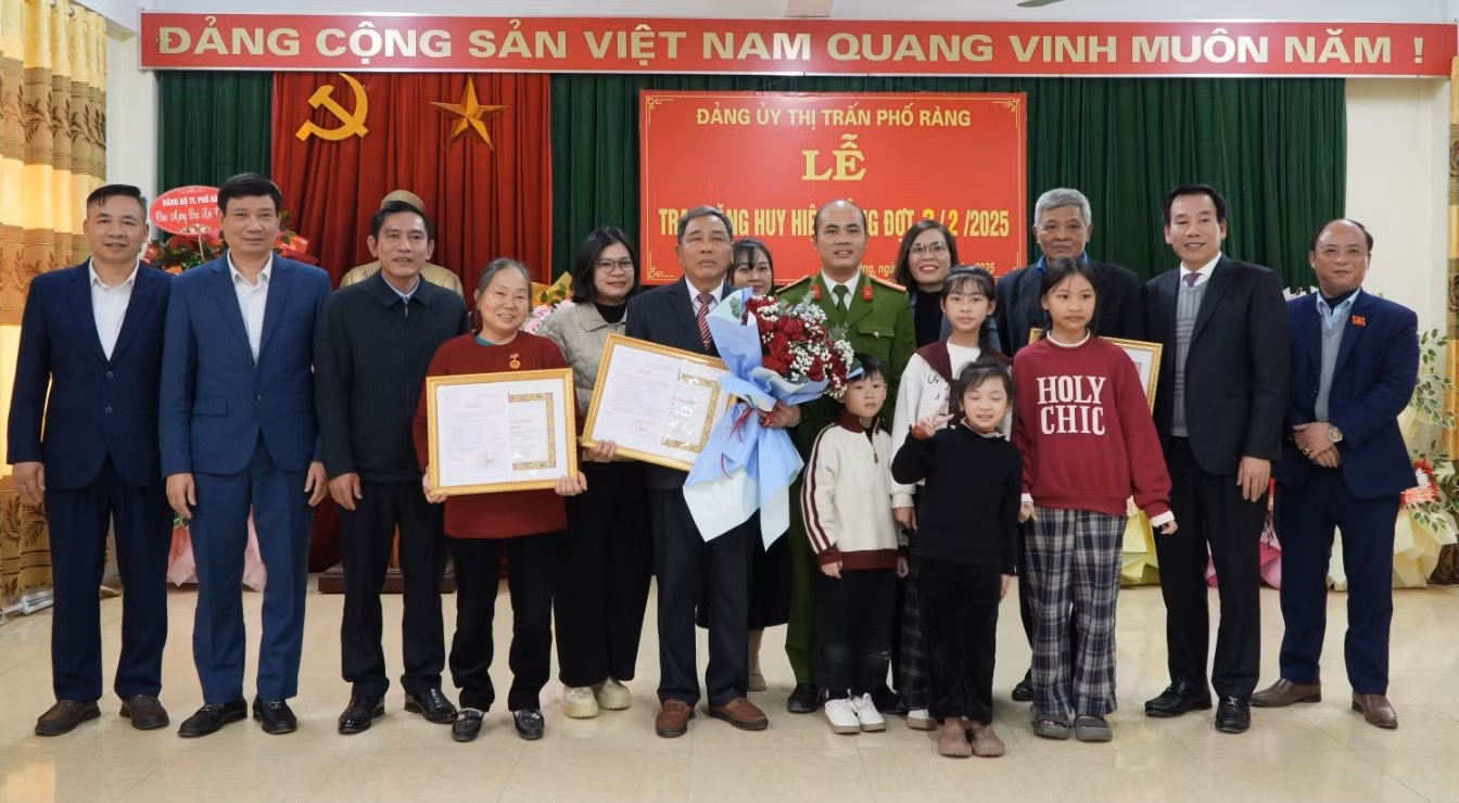 cac-dai-bieu-trao-huy-hieu-dang-va-chup-anh-luu-niem-cung-cac-dang-vien-than-nhan-dang-vien.jpg