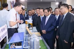 Thủ tướng Phạm Minh Chính tham quan và nghe giới thiệu Mô hình kinh tế tuần hoàn từ chất thải - một sản phẩm của Viện Hàn lâm KHCN Việt Nam nghiên cứu. Ảnh: Nhật Bắc