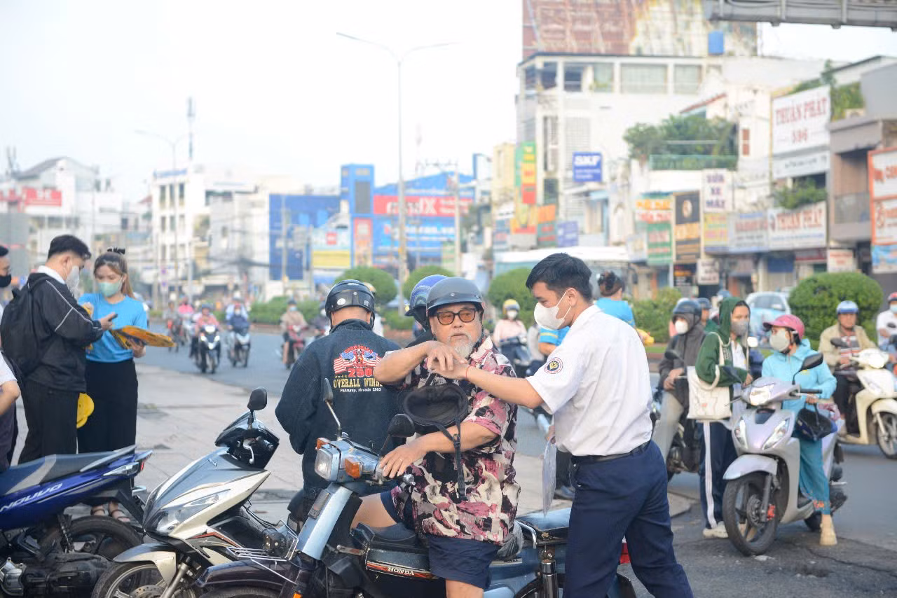 Phụ huynh đưa thí sinh đến điểm thi.