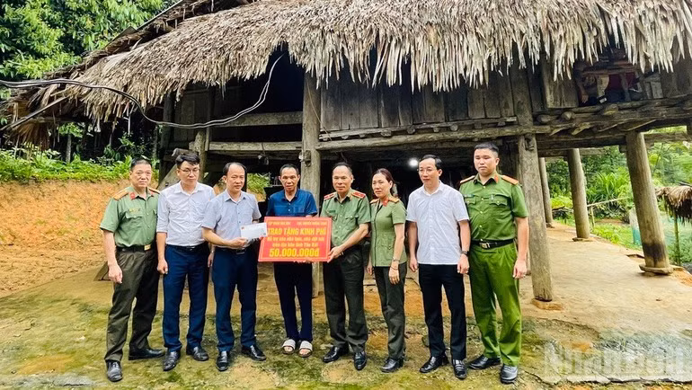 Một hộ đồng bào dân tộc thiểu số xã Tân Hương, huyện Yên Bình được Tập đoàn Hoa Sen Yên Bái hỗ trợ kinh phí xóa nhà dột nát.