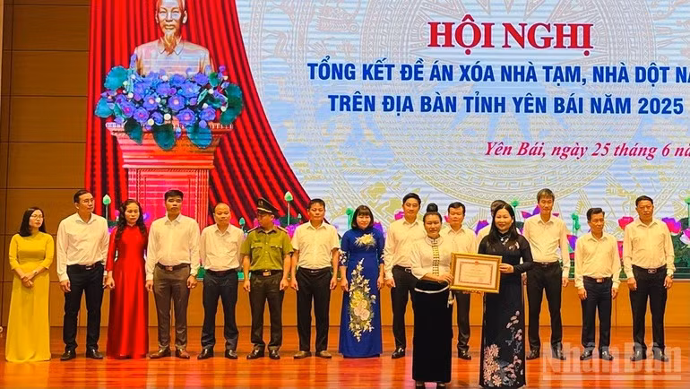 Lãnh đạo Ủy ban nhân dân tỉnh Yên Bái trao bằng khen cho các cá nhân. (Ảnh: THANH SƠN)