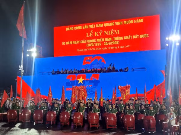Lực lượng chuẩn bị cho buổi diễu hành.