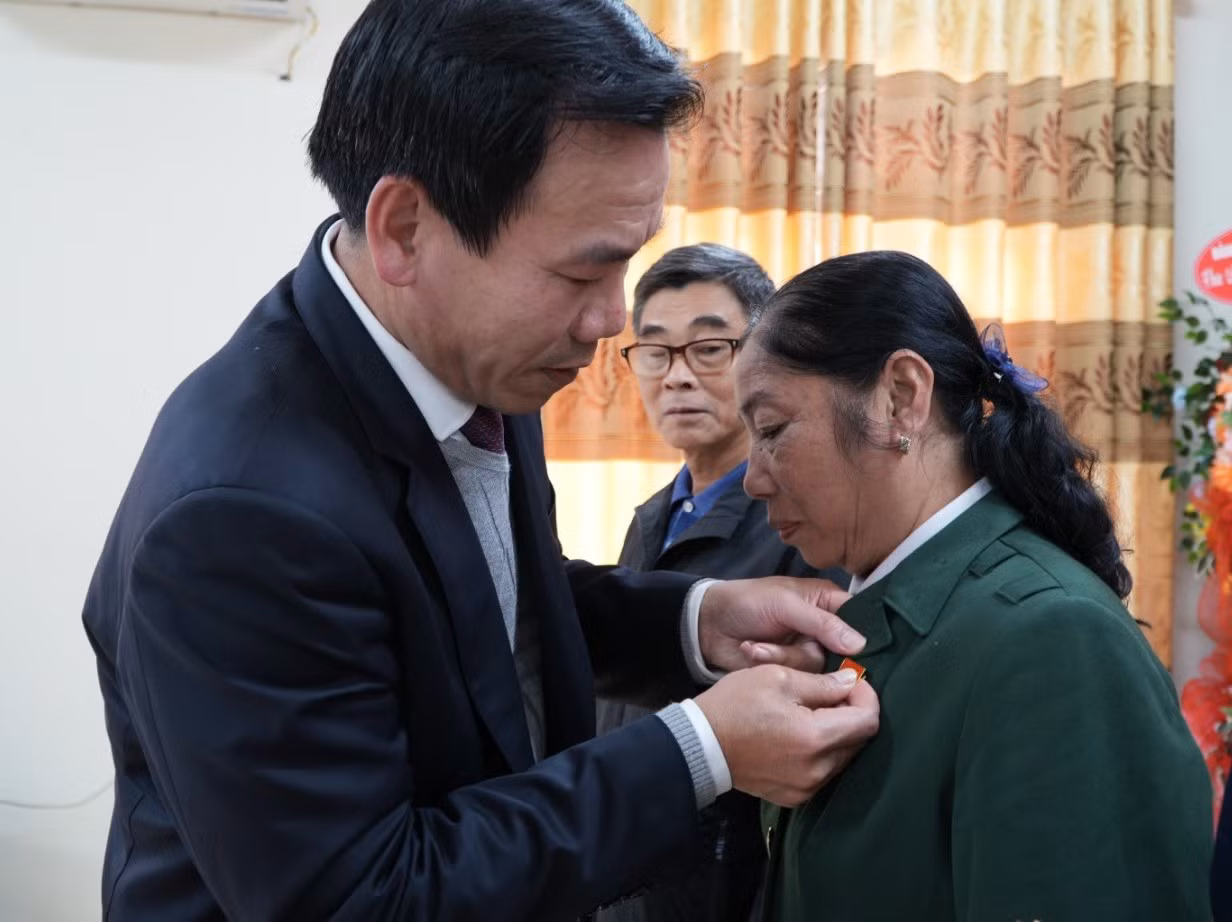dong-chi-duong-duc-huy-truong-ban-tuyen-giao-tinh-uy-trao-huy-hieu-dang-cho-dang-vien.jpg