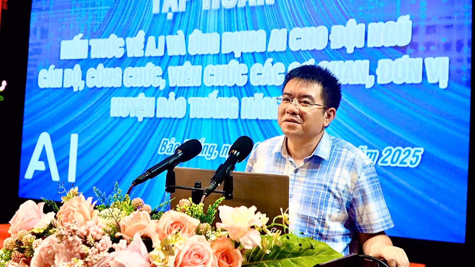 ong-nguyen-duc-binh-pho-chu-tich-ubnd-huyen-truc-tiep-giang-day-tai-buoi-tap-huan.jpg