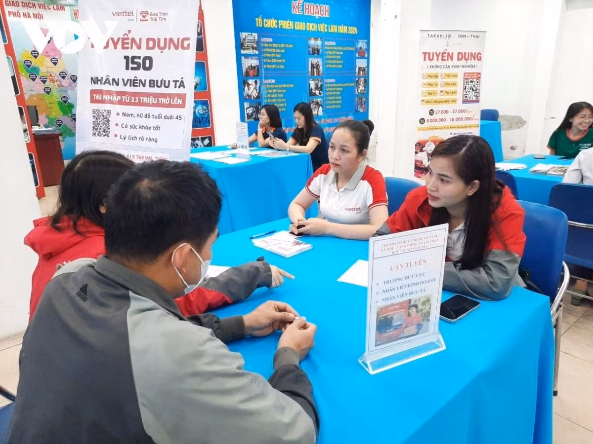 Một lượng lớn công chức, viên chức sẽ rời khu vực công, chuyển sang khu vực tư nhân, điều này cũng sẽ tạo ra sức ép không nhỏ trong việc tăng cường kết nối thị trường lao động (Ảnh minh họa)