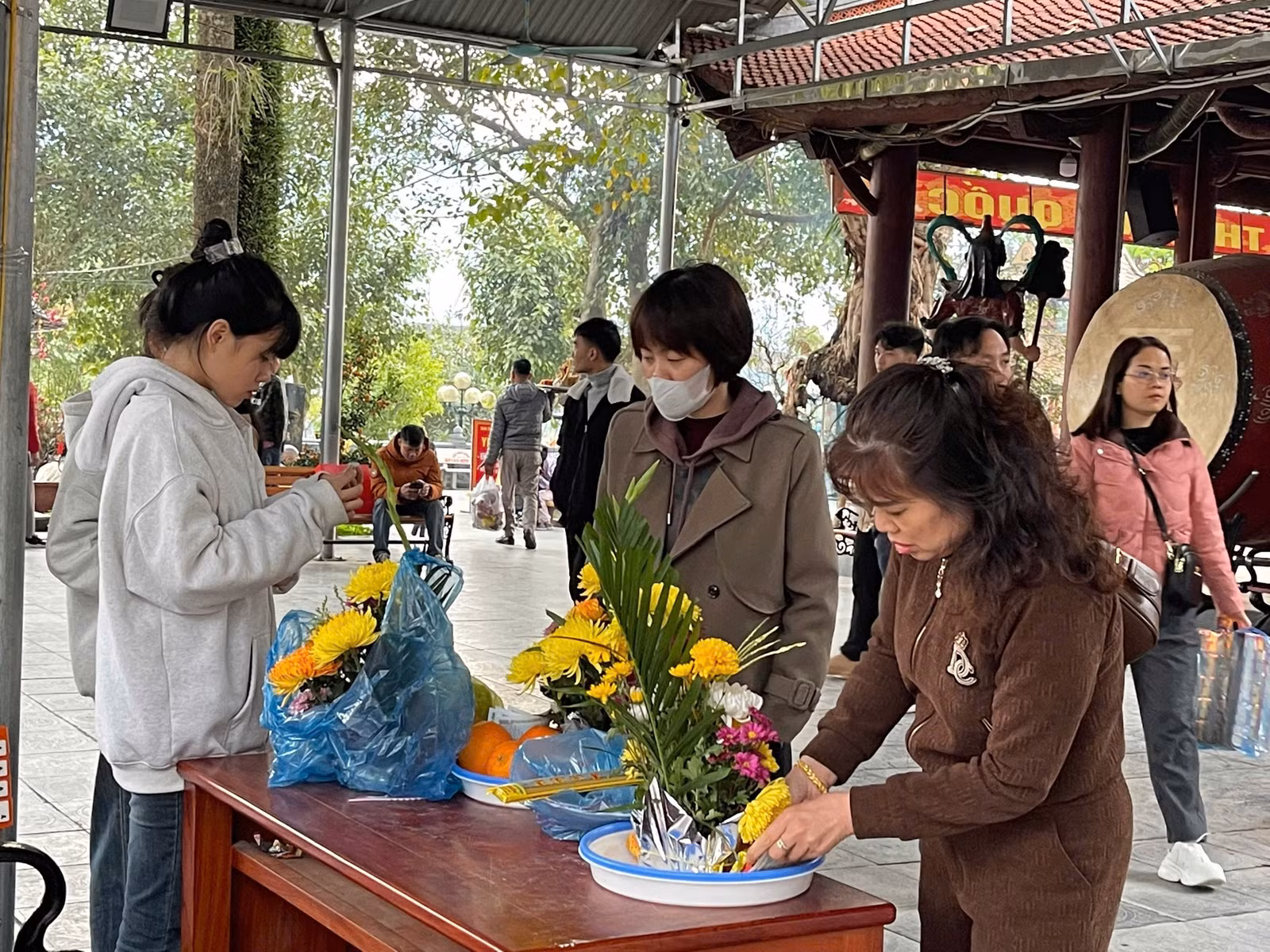 chi-nguyen-thi-huong-lan-va-gia-dinh-sap-le-de-dang-le-dau-nam-copy.jpg