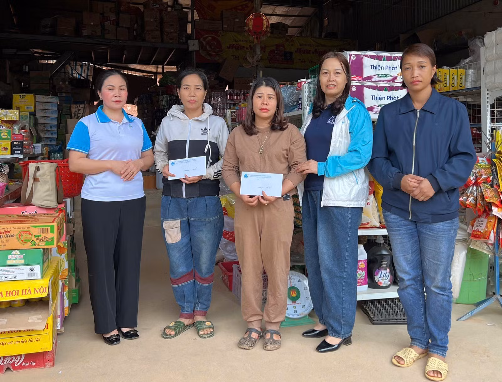 tham-hoi-va-trao-ho-tro-cho-tieu-thuong-bi-anh-huong-boi-bao-so-3-yagi.jpg