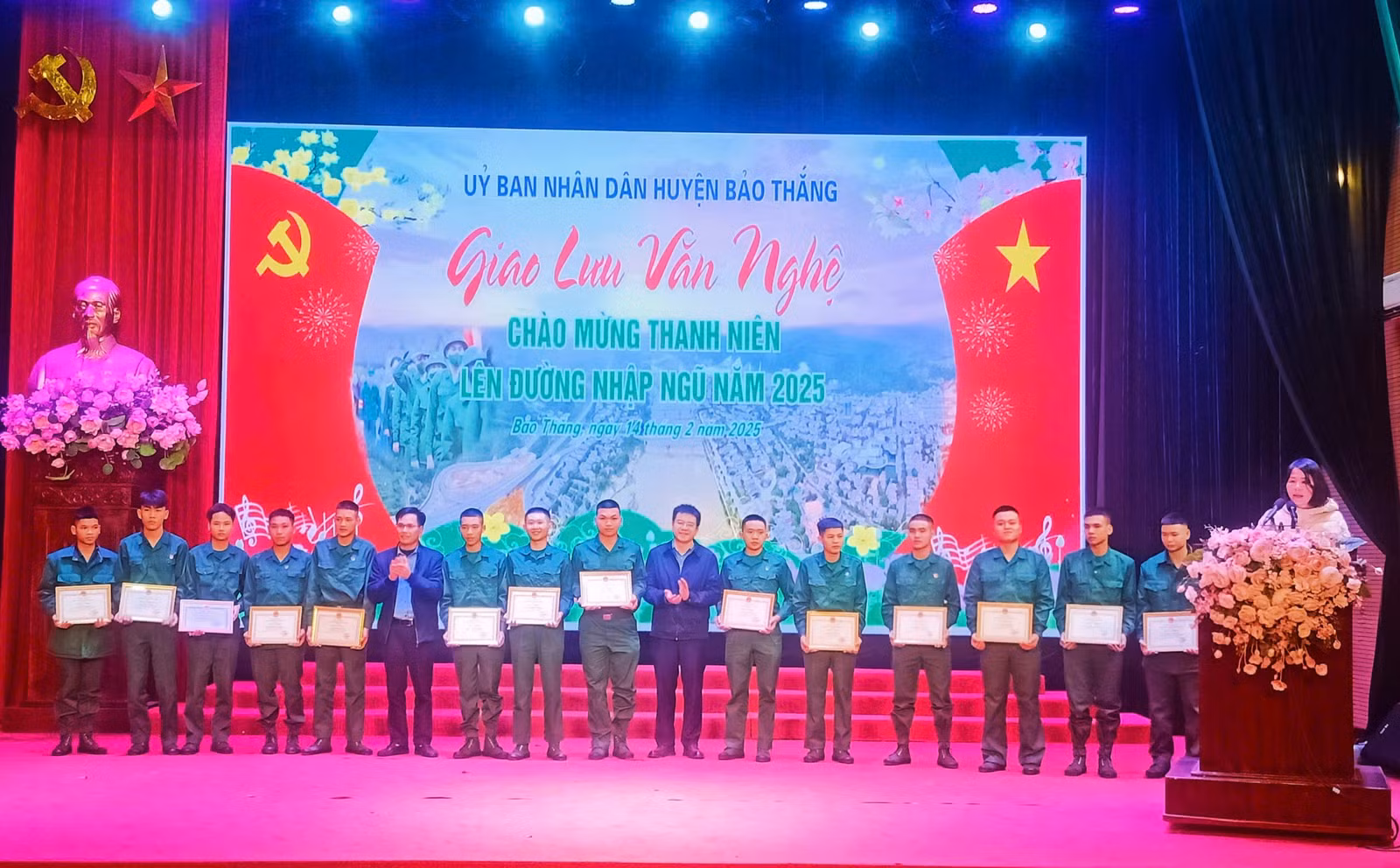 dong-chi-pho-chu-tich-ubnd-huyen-tang-giay-khen-cho-cac-thanh-nien-viet-don-tinh-nguyen-len-duong-nhap-ngu.jpg