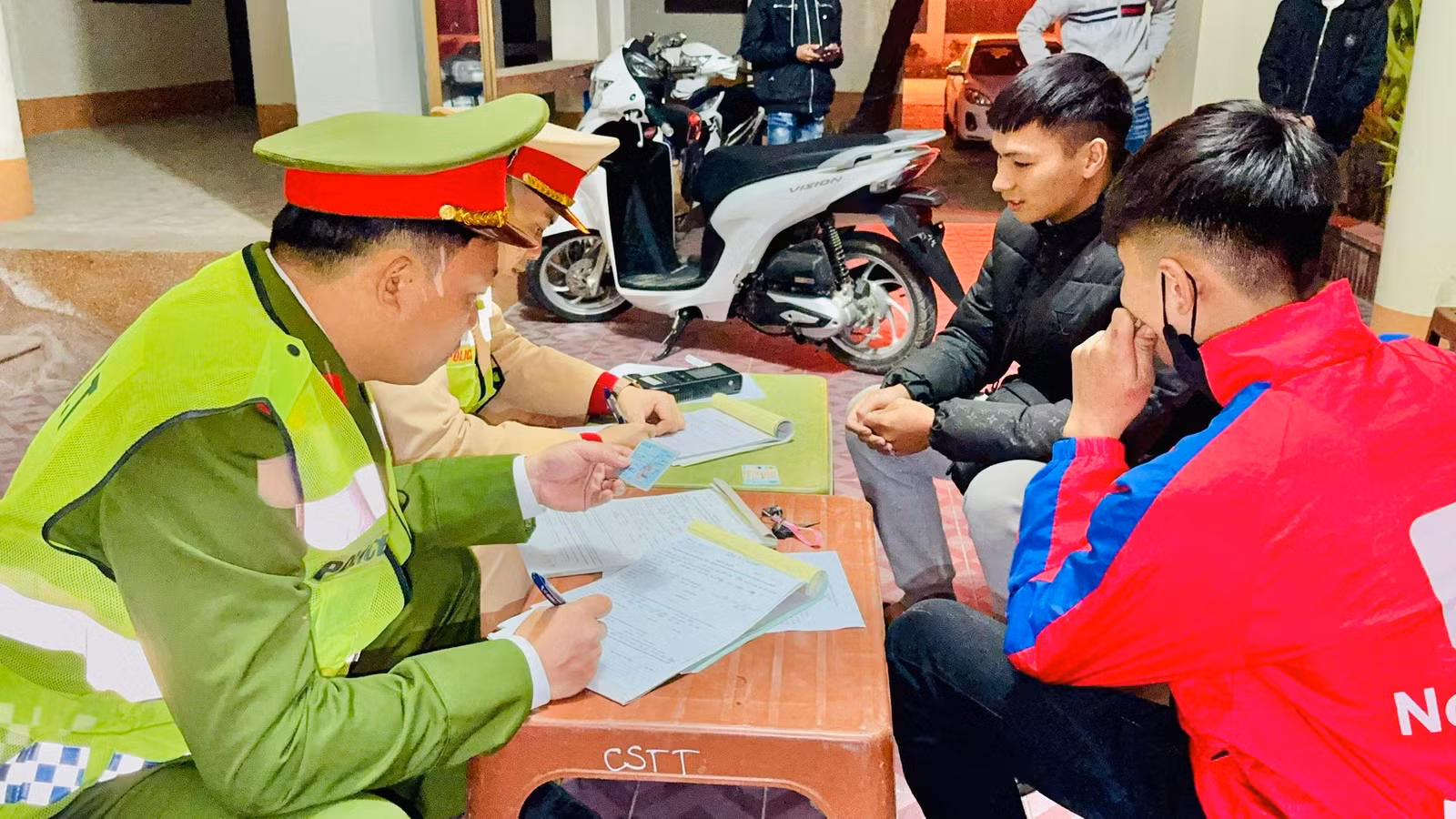 anh-5-lap-bien-ban-voi-cac-thanh-nien-vi-pham.jpg