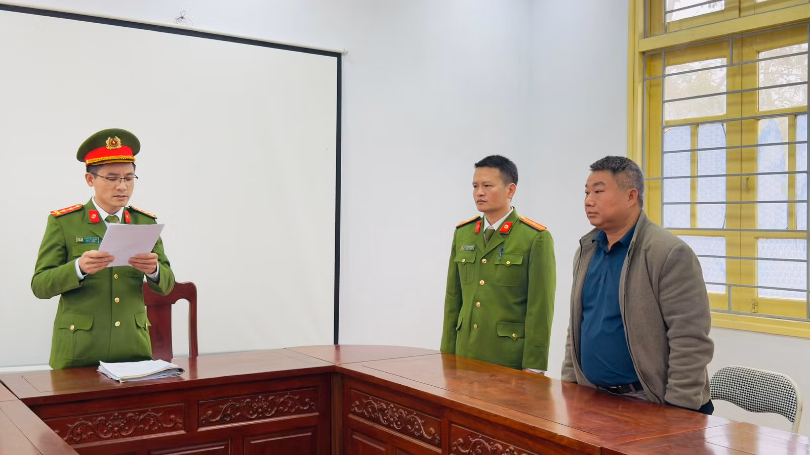 anh-4-thi-hanh-quyet-dinh-khoi-to-bi-can-thuc-hien-lenh-bat-bi-can-sam-phuong-long-2.jpg