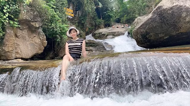 Du khách trải nghiệm tại Thác Khe Rồng (An Bình, Văn Yên, Yên Bái). Ảnh: Hoàng Vân.