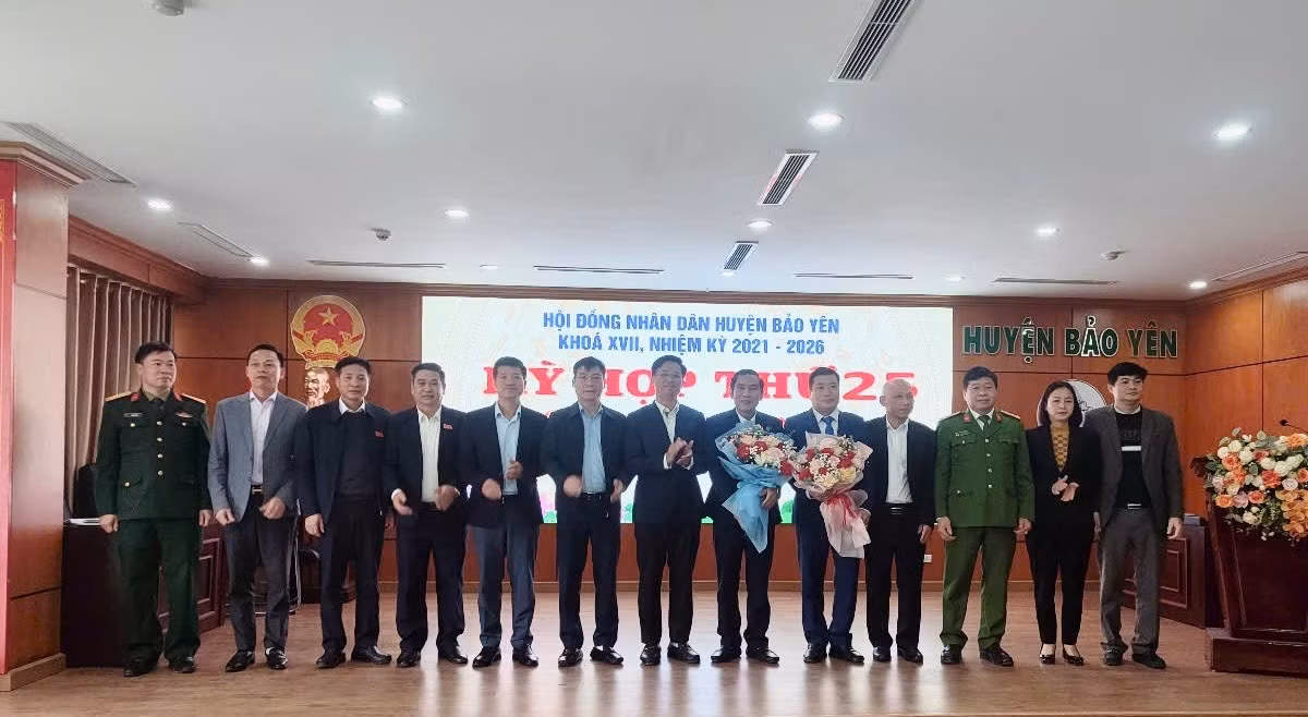 cac-dong-chi-thuong-truc-huyen-uy-tang-hoa-chuc-mung.jpg