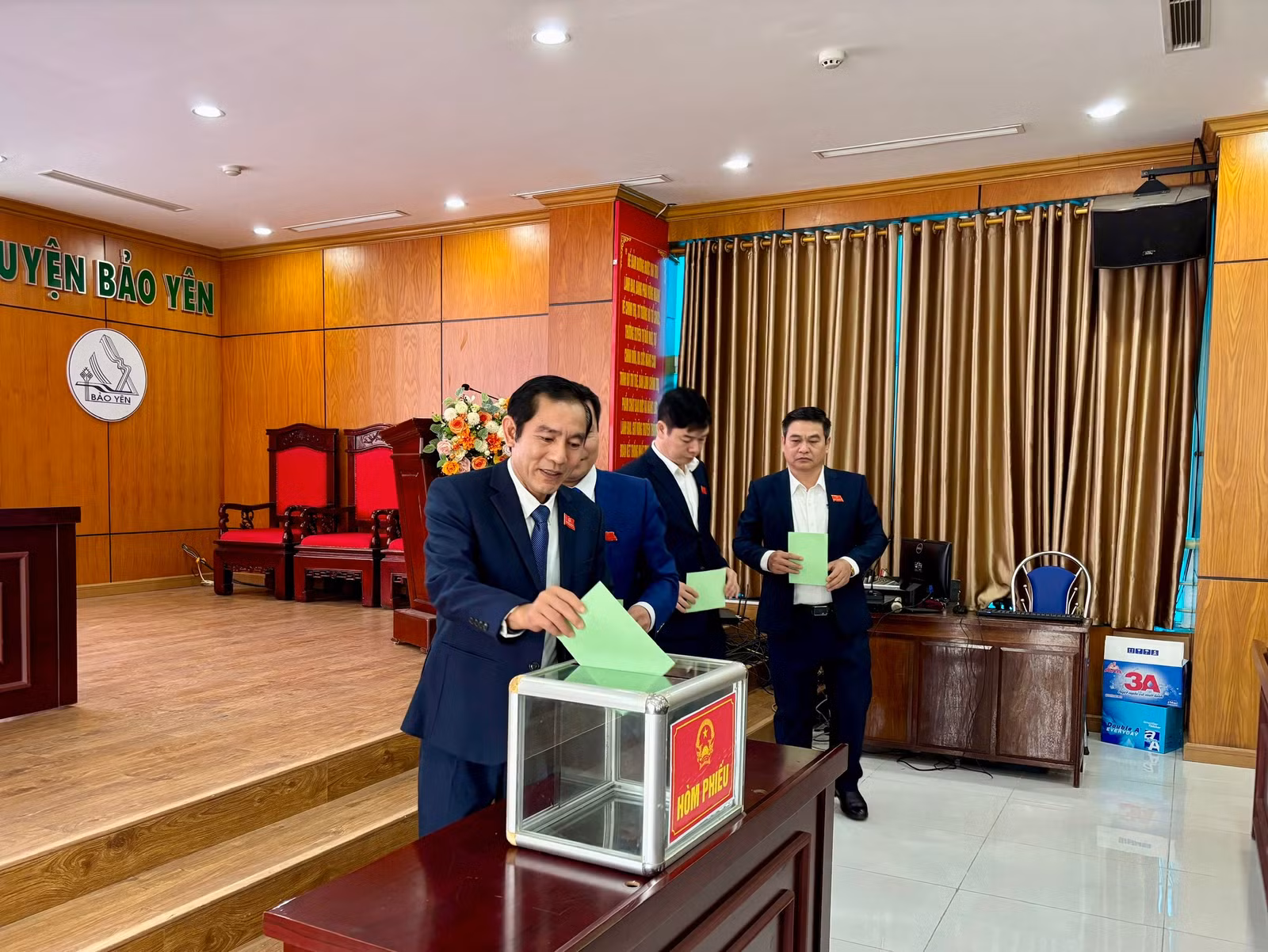 cac-dai-bieu-bo-phieu-bau-cac-chuc-danh-cua-hdnd-huyen.jpg
