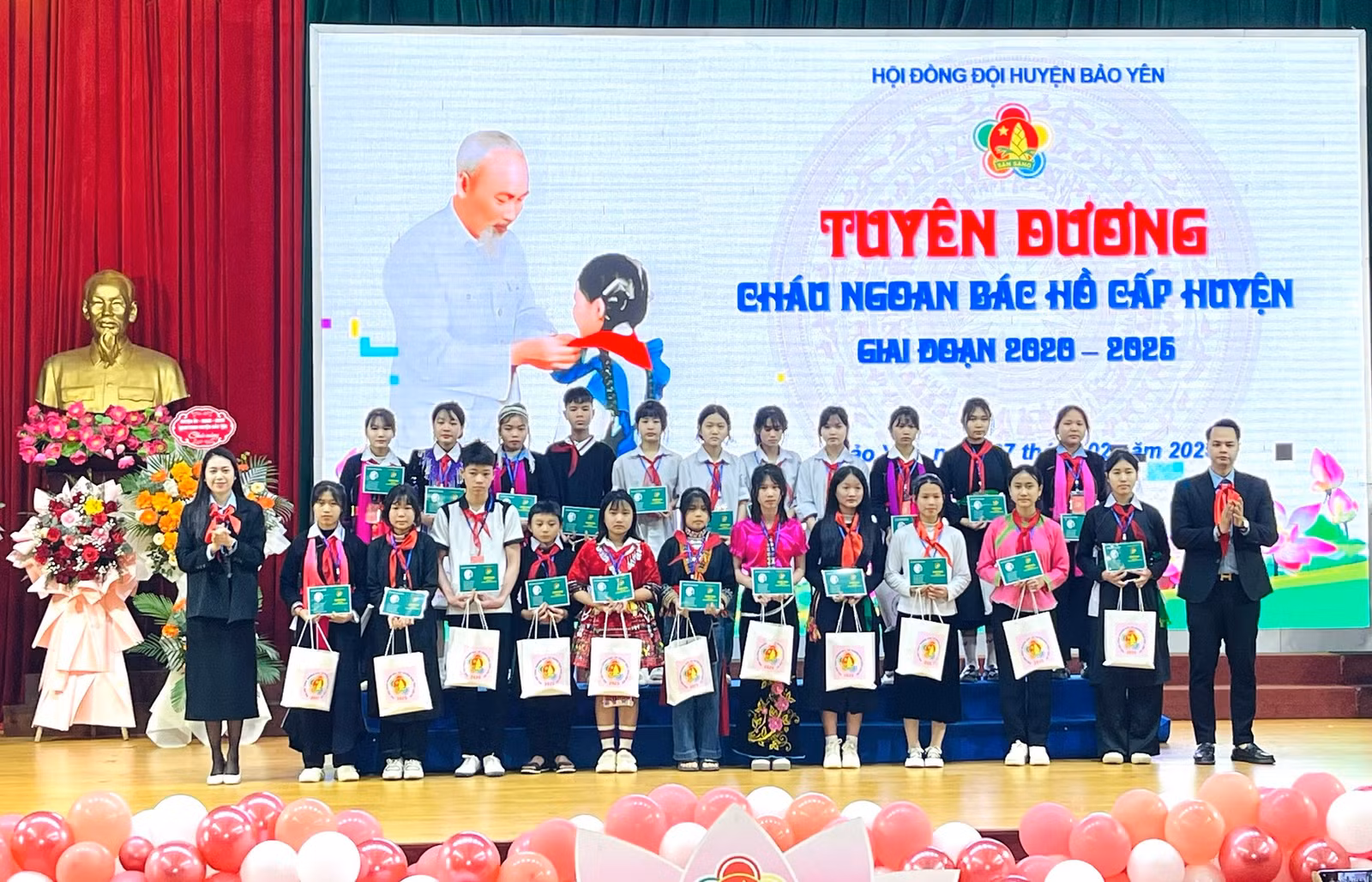 cac-thieu-nien-nhi-dong-duoc-tuyen-duong-chau-ngoan-bac-ho.jpg