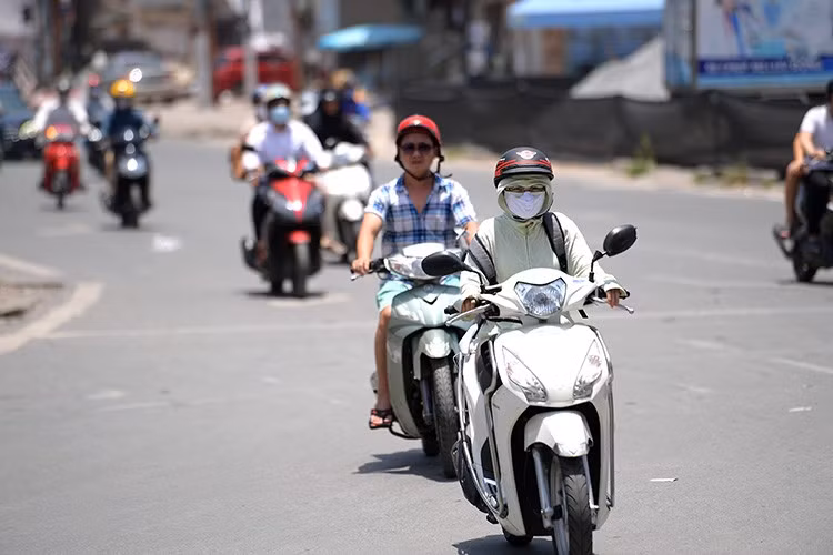 Nắng nóng tiếp tục xảy ra trên nhiều khu vực.