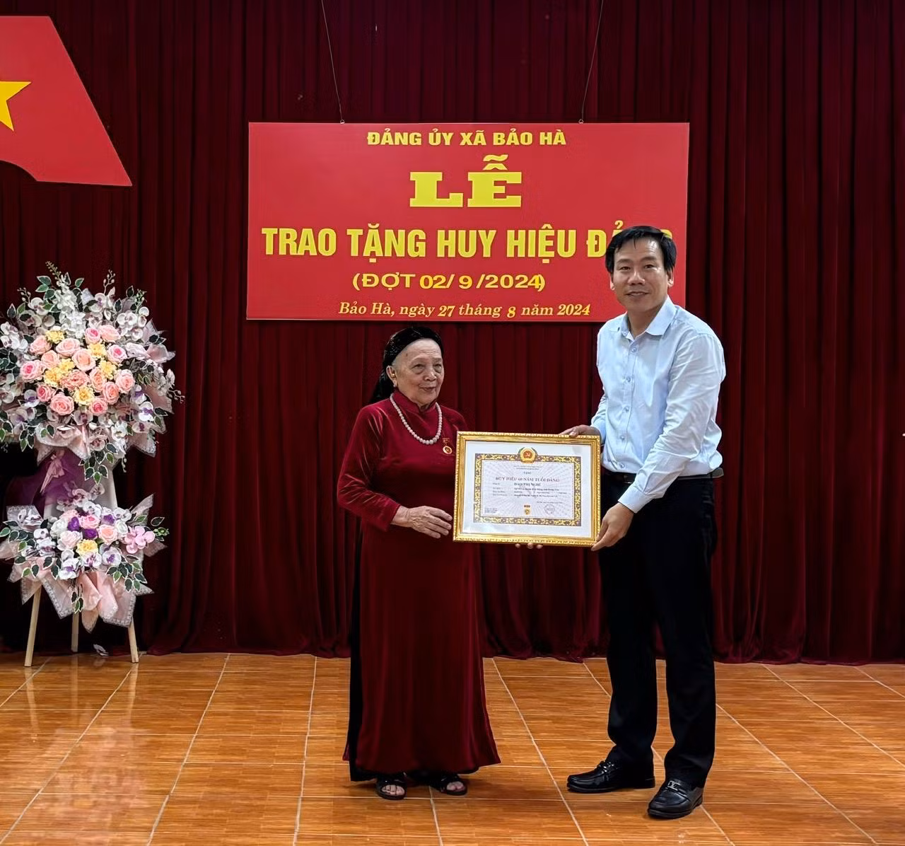 Đồng chí Dương Đức Huy, Trưởng Ban Tuyên giáo Tỉnh ủy trao Huy hiệu Đảng cho đảng viên tại Đảng bộ xã Bảo Hà.