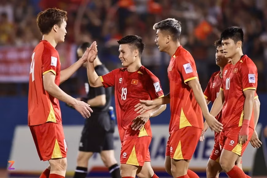 Các tuyển thủ Việt Nam mừng bàn thắng vào lưới tuyển Lào. Ảnh: Znews
