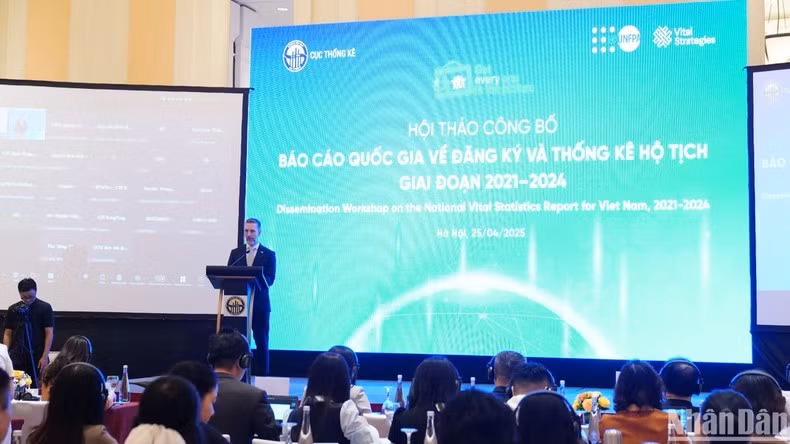 Ông Matt Jackson, Trưởng đại diện UNFPA tại Việt Nam phát biểu tại hội thảo.