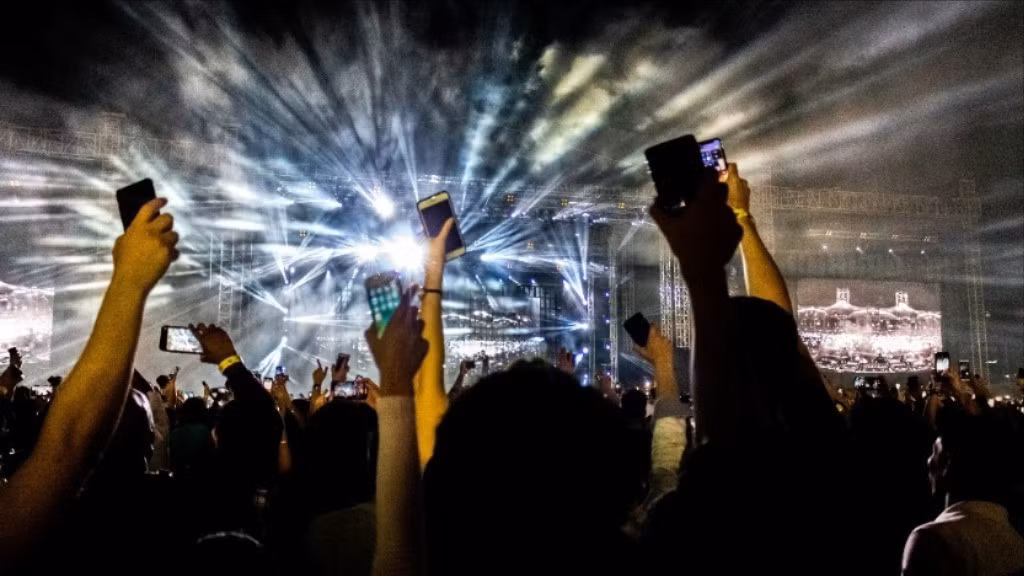 epa24-concert-audience-recording-with-phones-1423-9813.jpg