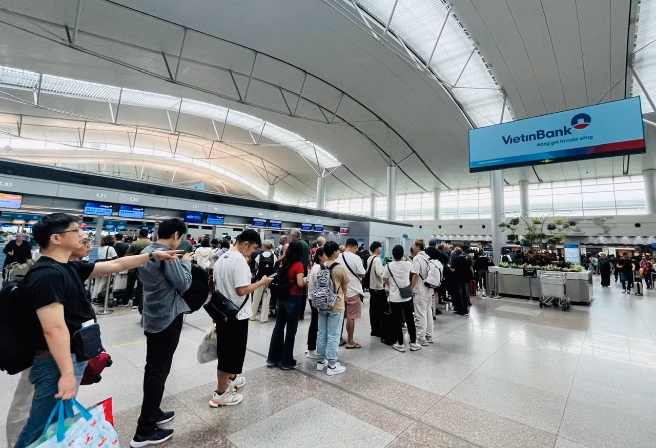 Người dân, du khách xếp hàng chờ làm thủ tục xuất cảnh tại sân bay Tân Sơn Nhất.