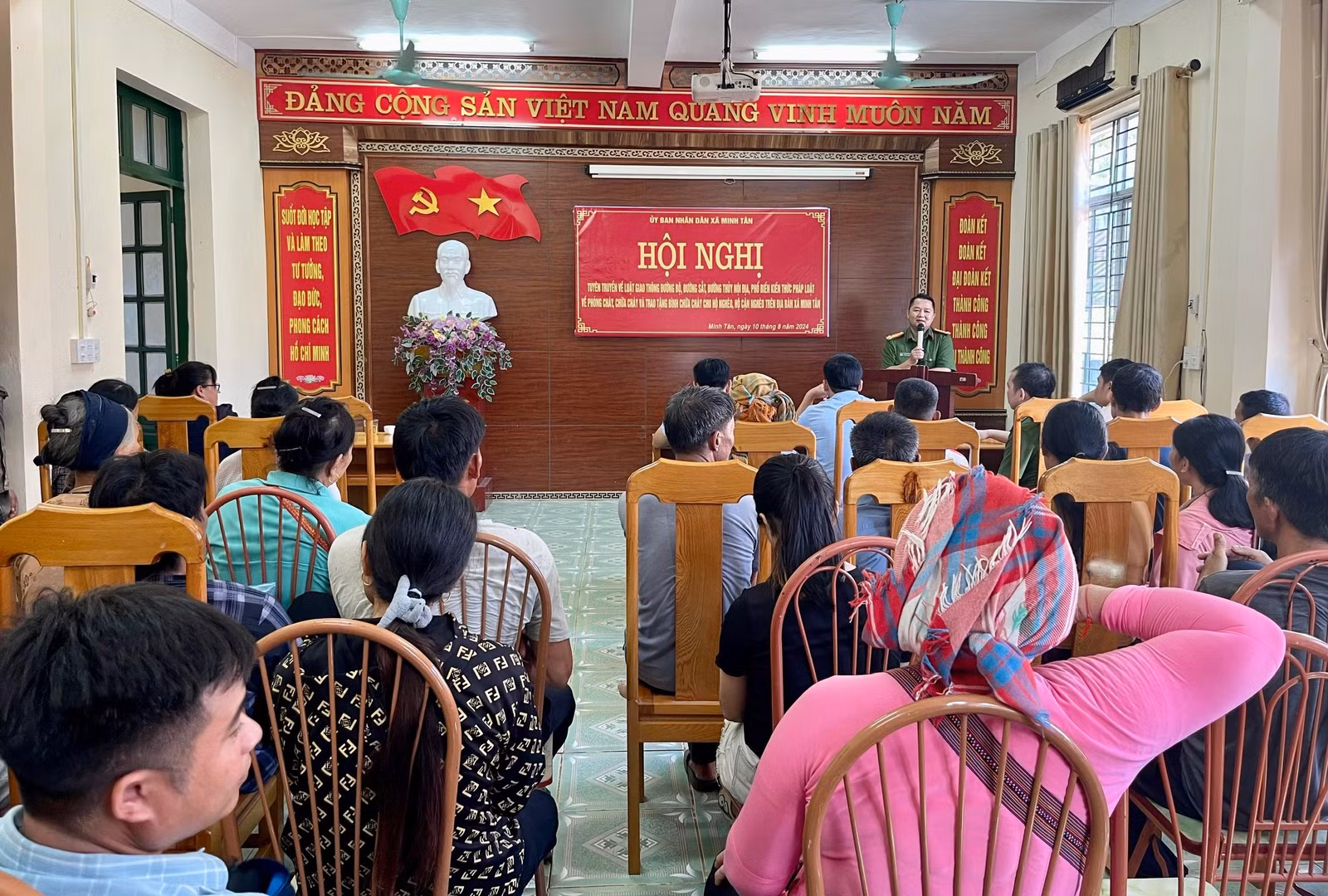Lãnh đạo Công an huyện Bảo Yên tuyên truyền Luật giao thông, Luật Phòng cháy, chữa cháy.jpg