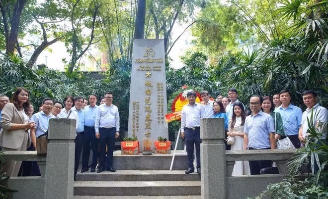 Đoàn công tác của Hội Nhà báo Việt Nam đã tới dâng hoa, dâng hương tưởng niệm Liệt sĩ Phạm Hồng Thái tại Công viên Nghĩa trang Hoàng Hoa Cương, thành phố Quảng Châu.