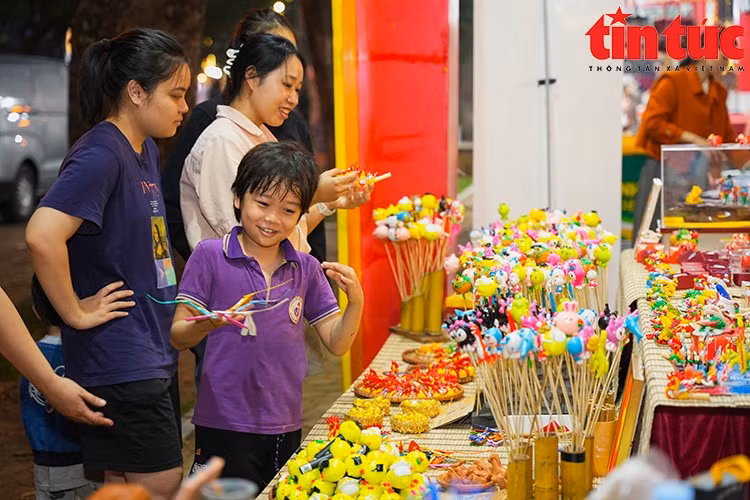 Du khách trải nghiệm tại các gian hàng.