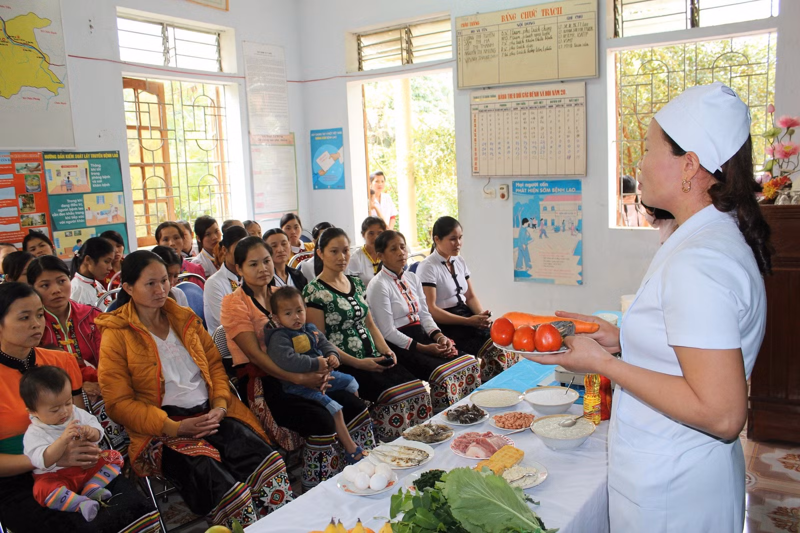 Nhân viên y tế tư vấn dinh dưỡng cho bà con tại trạm y tế xã Câu Thắng - Huyện Quỳ Châu, tỉnh Nghệ An.