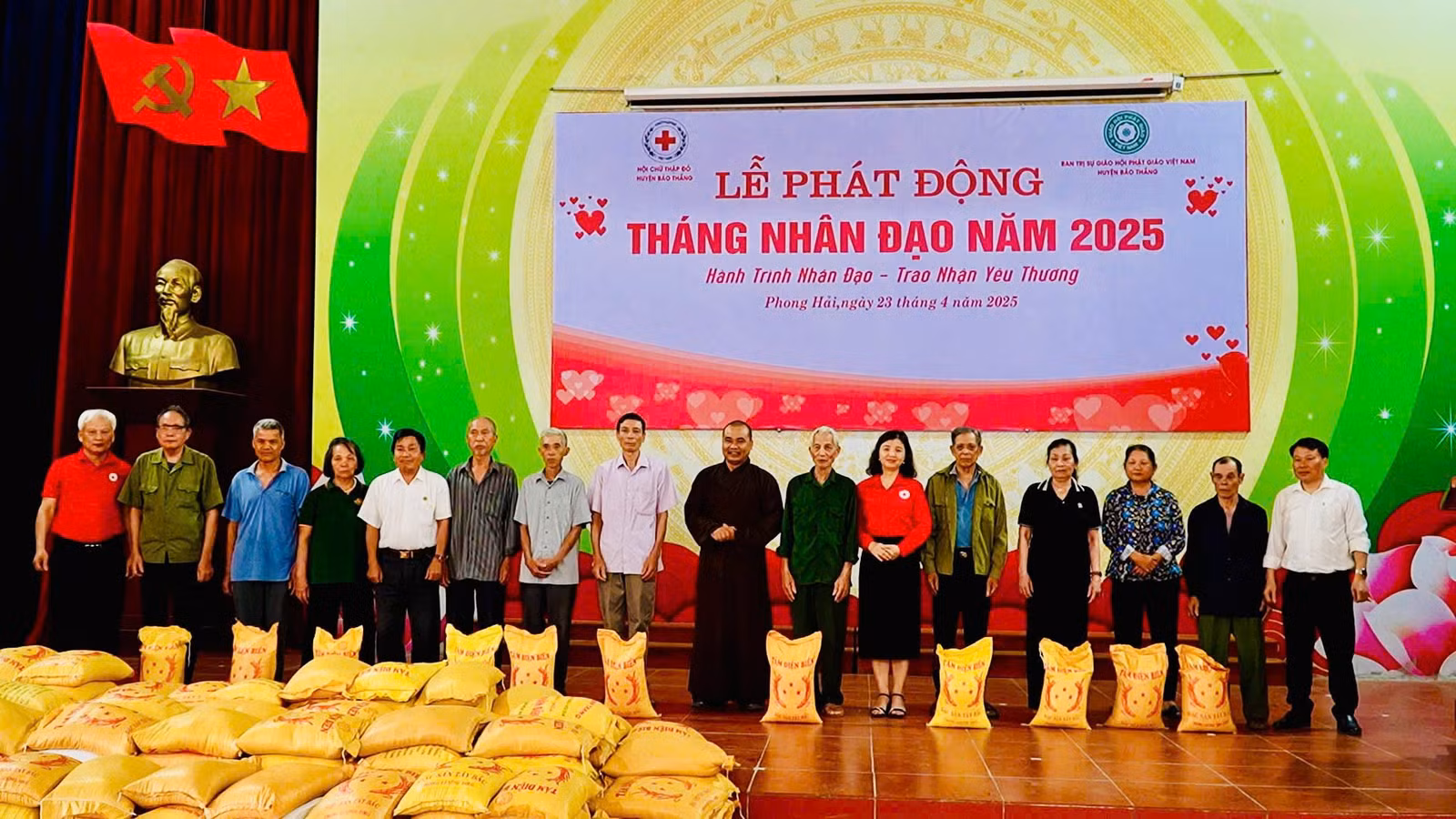 ban-tri-su-giqaos-hoi-phat-giao-vn-huyen-bao-thang-trao-tang-ngao-cho-ho-ngheo-tai-thi-tran-phong-hai.jpg