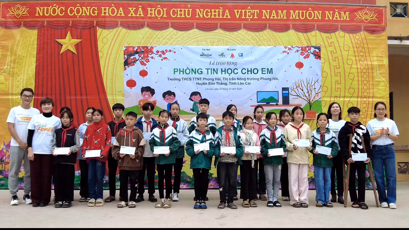 3-cac-em-hoc-sinh-duoc-nhan-hoc-bong-tai-chuong-trinh.jpg