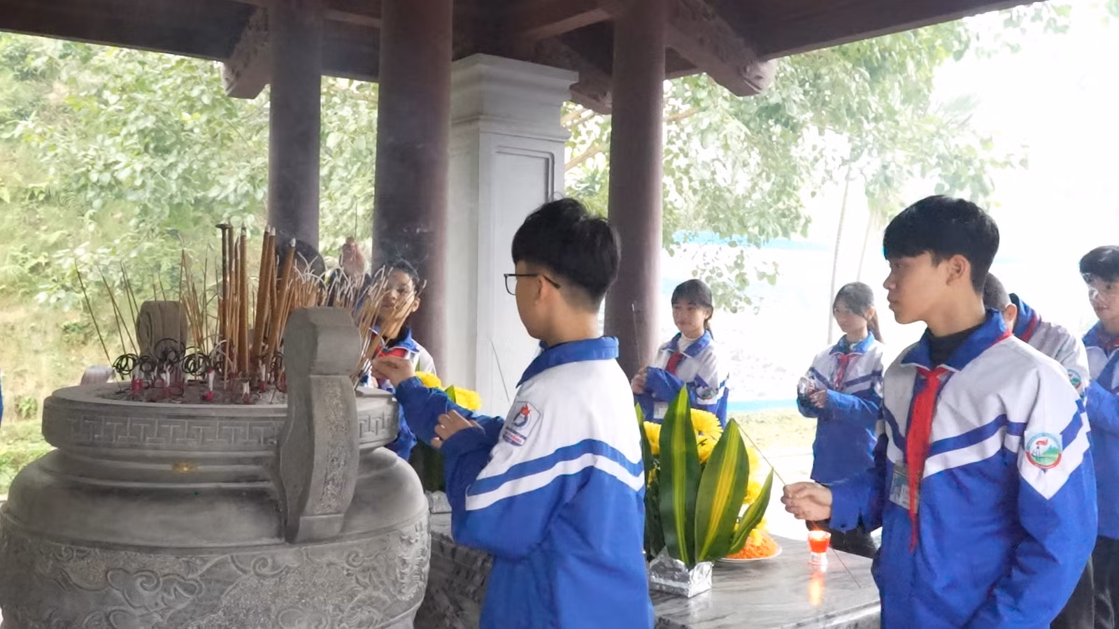 cac-em-hoc-sinh-dang-huong.jpg