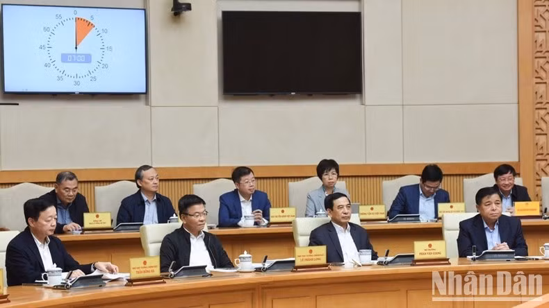 Các Thành viên Chính phủ, lãnh đạo các cơ quan trực thuộc Chính phủ và các đại biểu tham dự phiên họp (Ảnh: Trần Hải).