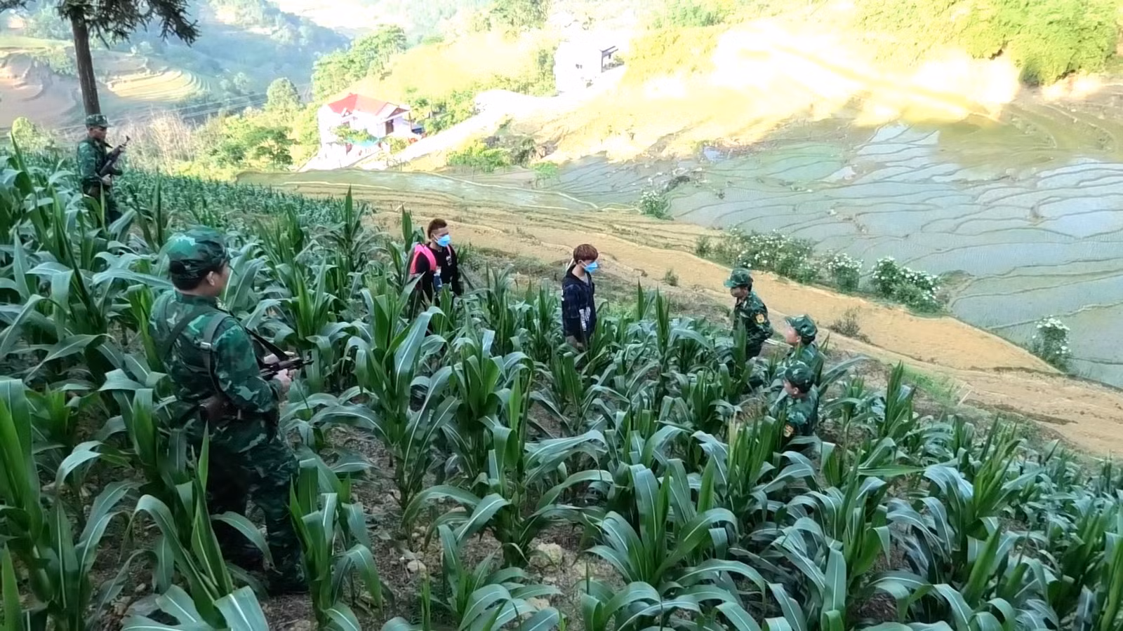 bdbp-lao-cai-bat-giu-cac-doi-tuong-dua-nguoi-xuat-nhap-canh-trai-phep-qua-bien-gioi.jpg