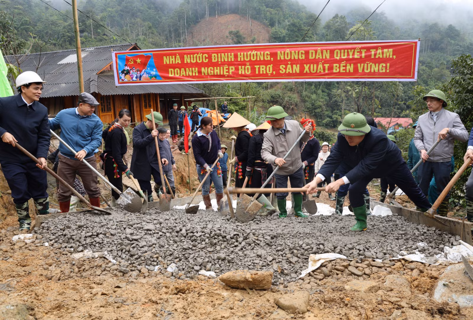 dai-bieu-do-duong-giao-thong-tai-thon-ta-mofoong-xa-dan-thang-3236.jpg
