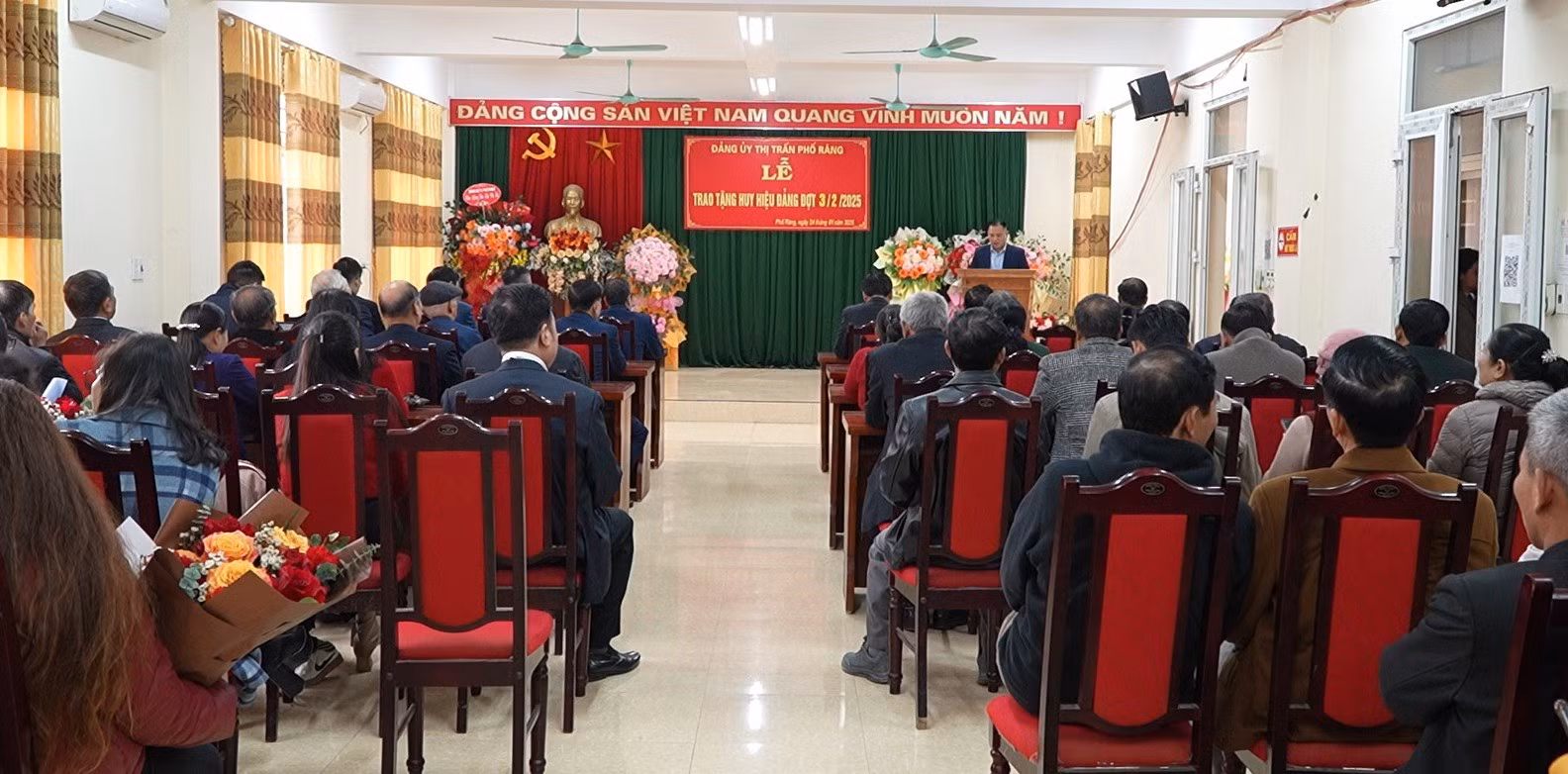 quang-canh-le-trao-huy-hieu-dang-tai-thi-tran-pho-rang.jpg