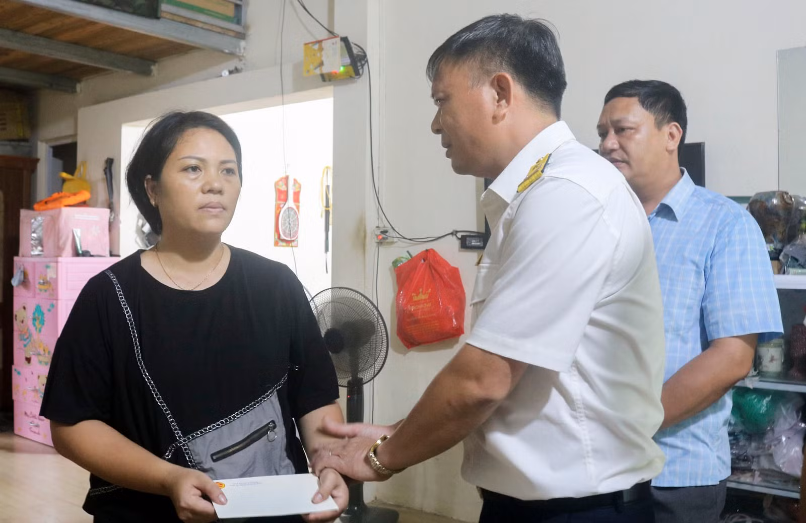 Đoàn công tác trao hỗ trợ cho gia đình có người mất tích tại thôn Cửa Cải, xã Mường Vi.