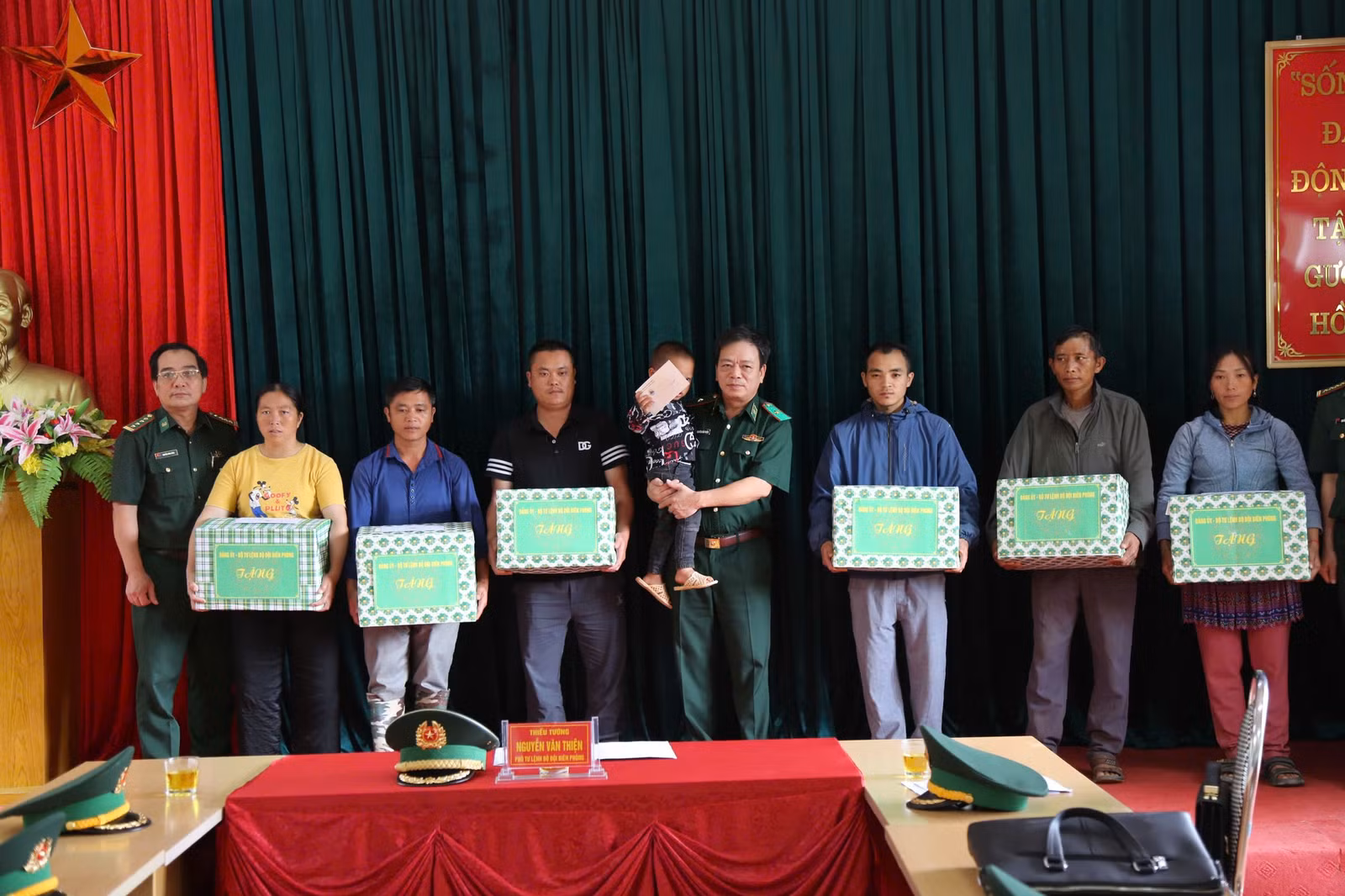 Thiếu tướng Nguyễn Văn Thiện tặng quà 7 hộ dân bị thiệt hại tại địa bàn Đồn Biên phòng Si Ma Cai.