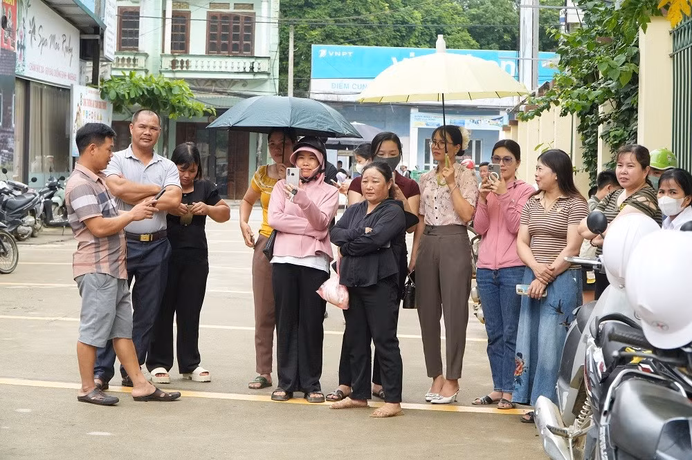 Phụ huynh đợi các thí sinh bên ngoài điểm thi.
