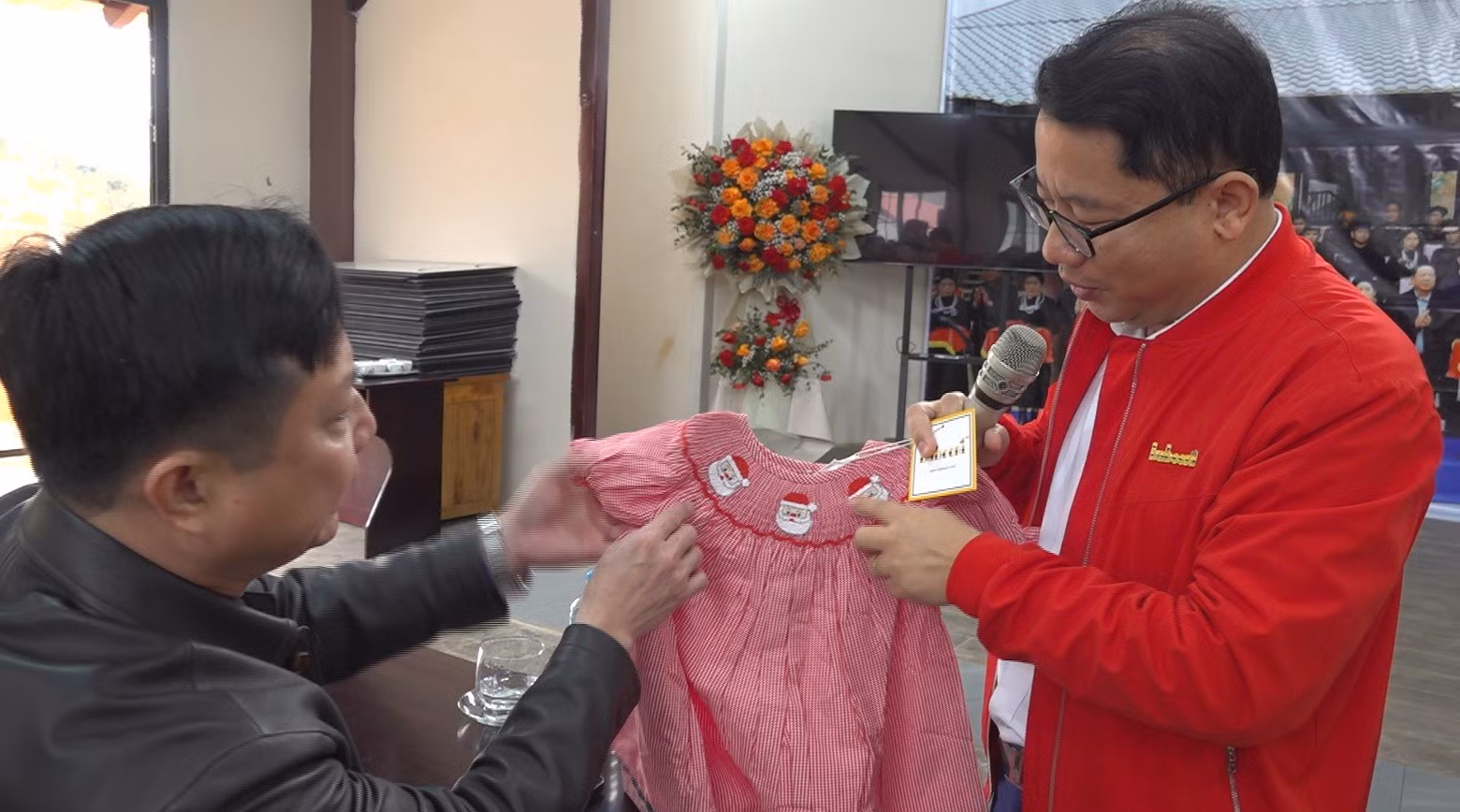 dai-dien-cong-ty-gioi-thieu-san-pham-xuat-khau-cua-cong-ty-copy.jpg