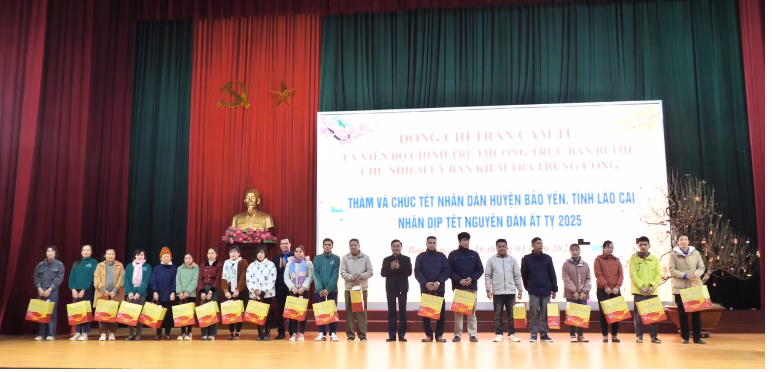 dong-chi-tran-cam-tu-uy-vien-bo-chinh-tri-thuong-truc-ban-bi-thu-chu-nhiem-ubkt-tw-trao-qua-cho-cong-nhan-vien-chuc-nld-co-hoan-canh-kho-khan-nha-may-mdf-cong-ty-thuy-dien-phuc-long.png
