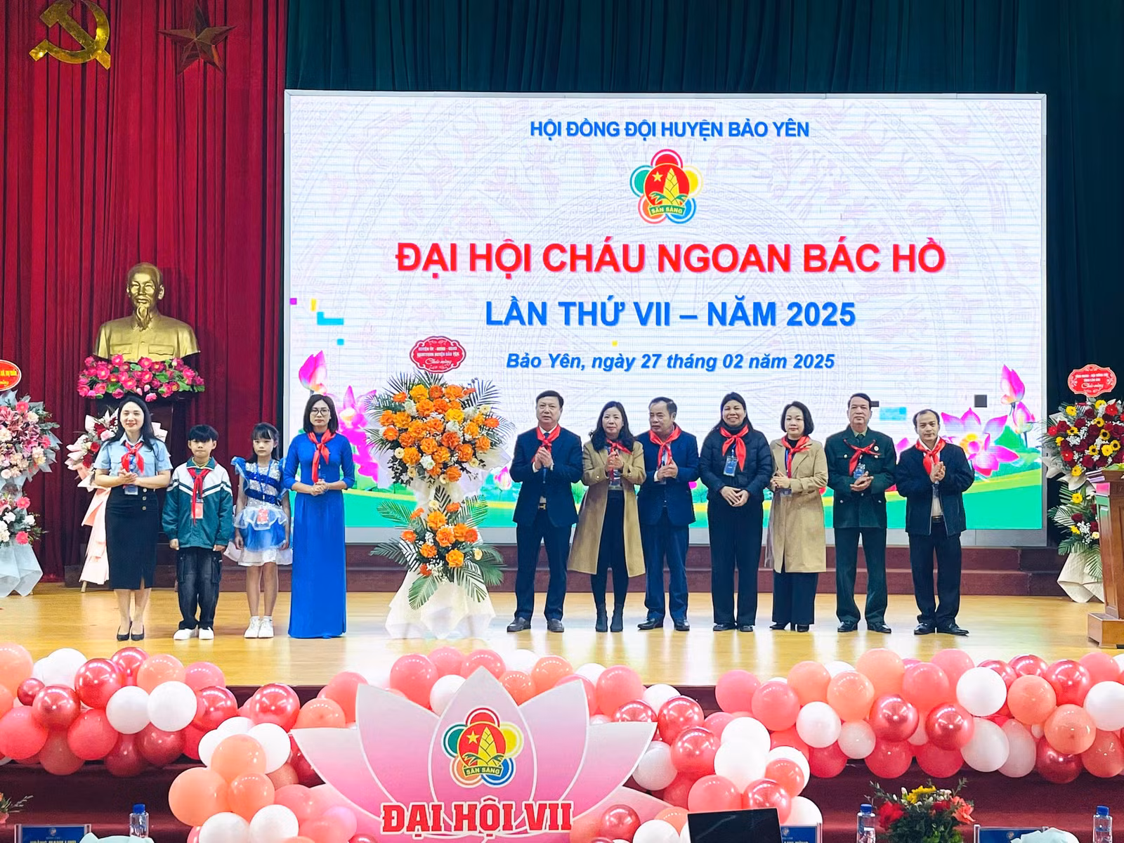 doan-dai-bieu-huyen-bao-yen-tang-hoa-chuc-mung-dai-hoi.jpg