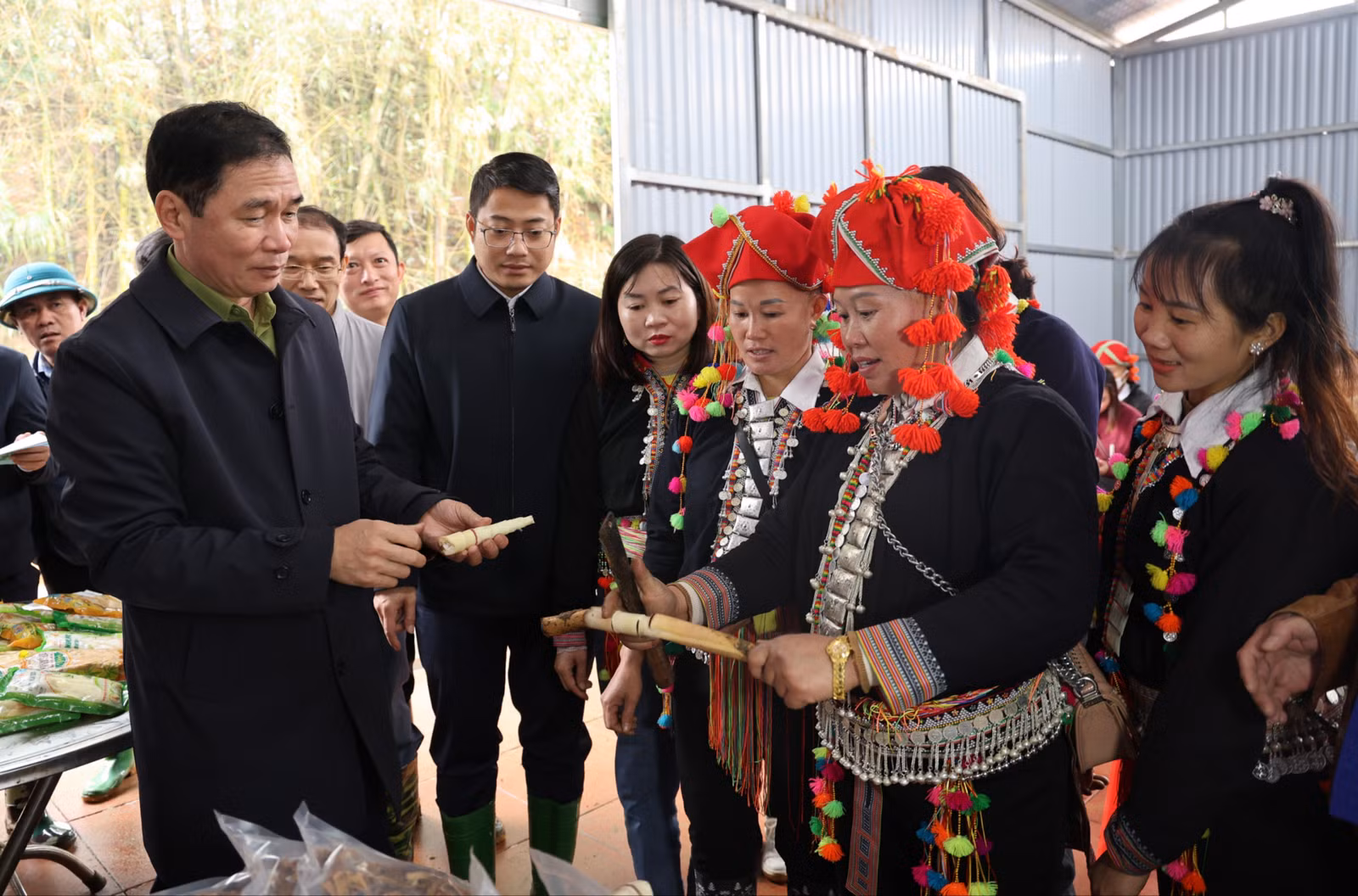 tham-quan-nha-xuong-che-bien-mang-cua-hop-tac-xa-mang-dan-thang-3611.jpg