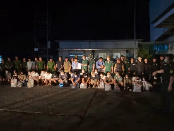 Các đối tượng được Bộ Công an Lào bàn giao cho Công an Việt Nam.