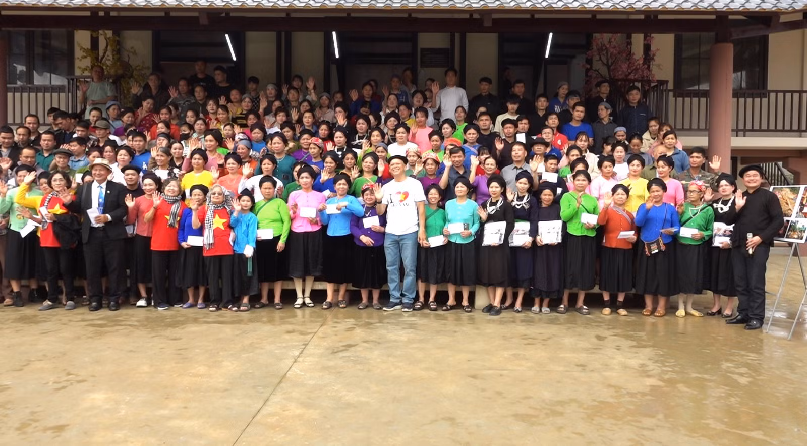 tang-qua-cho-cac-ho-gia-dinh-thon-lang-nu-xa-phuc-khanh.jpg
